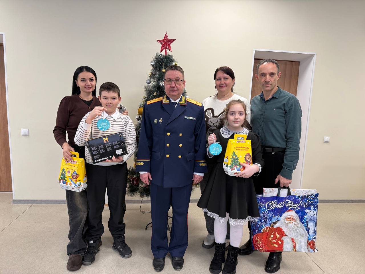 Руководитель следственного управления Следственного комитета Российской Федерации по Запорожской области принял участие в акции «Ёлка желаний» Руководитель следственного управления Следственного комитета Российской Федерации по Запорожской области принял участие в акции «Ёлка желаний»