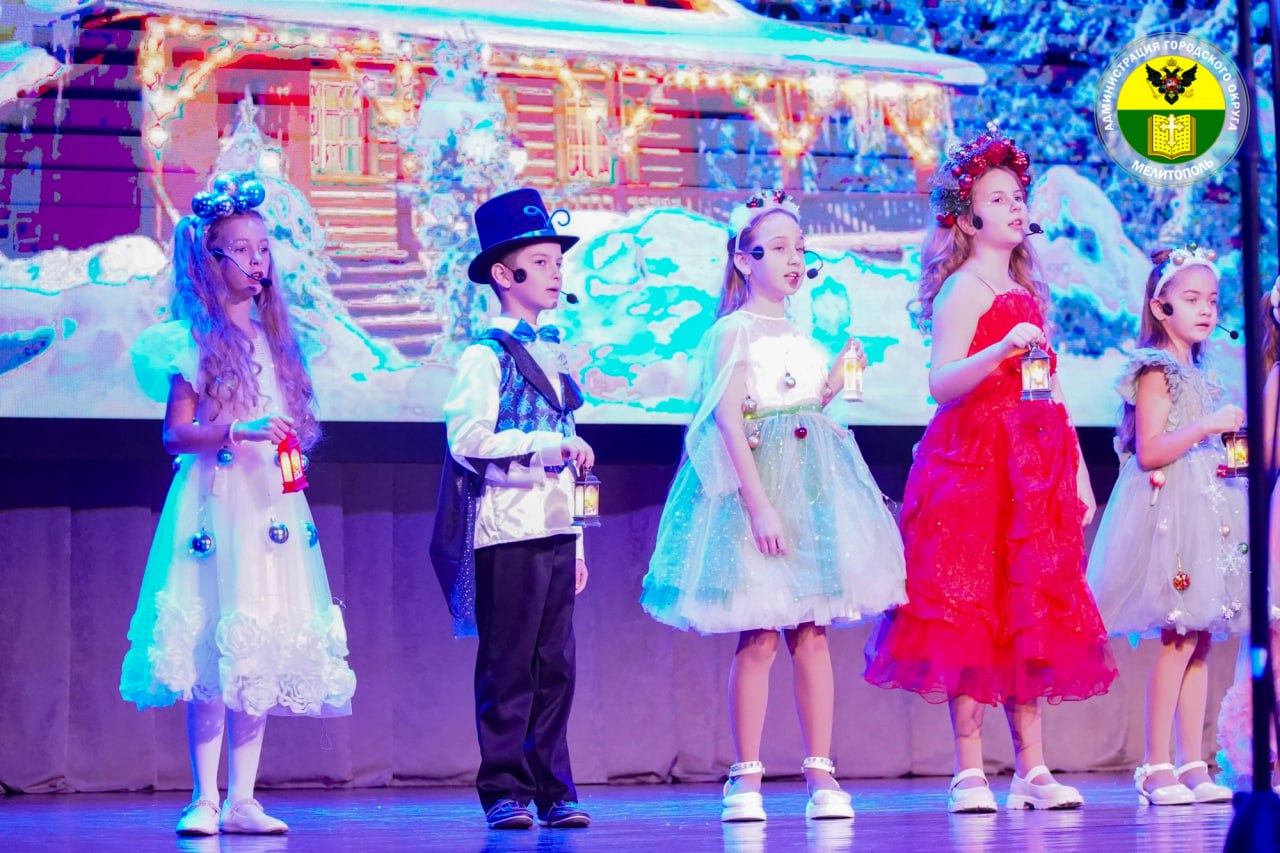 «Новогодний микс». В преддверии Нового года Дворец культуры Железнодорожников собрал полный зал зрителей на яркую концертную программу «Новогодний микс». Яркие номера, волшебные декорации и любимые герои праздника создали...