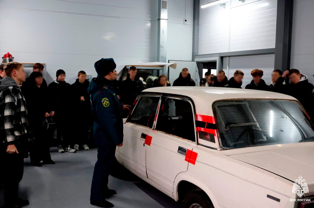 В преддверии Дня Спасателя Российской Федерации в Мелитополе сотрудники МЧС России провели увлекательную экскурсию для будущих специалистов