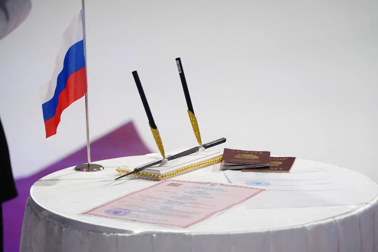 Феерическим завершением 2025 года стало поистине уникальное событие: впервые на Ледовой арене состоялась торжественная церемония бракосочетания Феерическим завершением 2025 года стало поистине уникальное событие: впервые на Ледовой арене состоялась торжественная церемония бракосочетания