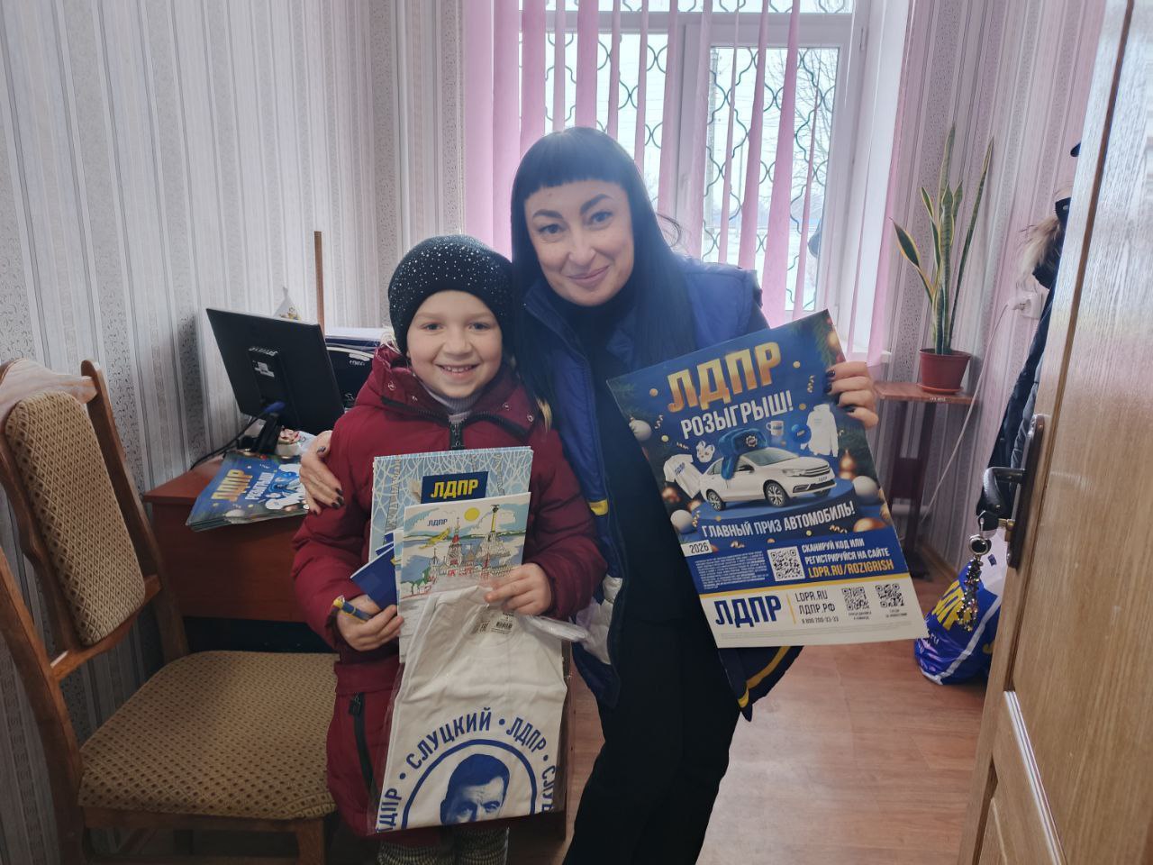 В Запорожской области активисты ЛДПР продолжают раздачу партийной газеты и рассказывают жителям о праздничном розыгрыше призов В Запорожской области активисты ЛДПР продолжают раздачу партийной газеты и рассказывают жителям о праздничном розыгрыше призов