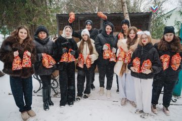 Волонтёры передали новогодние подарки в Мелитопольский центр реабилитации