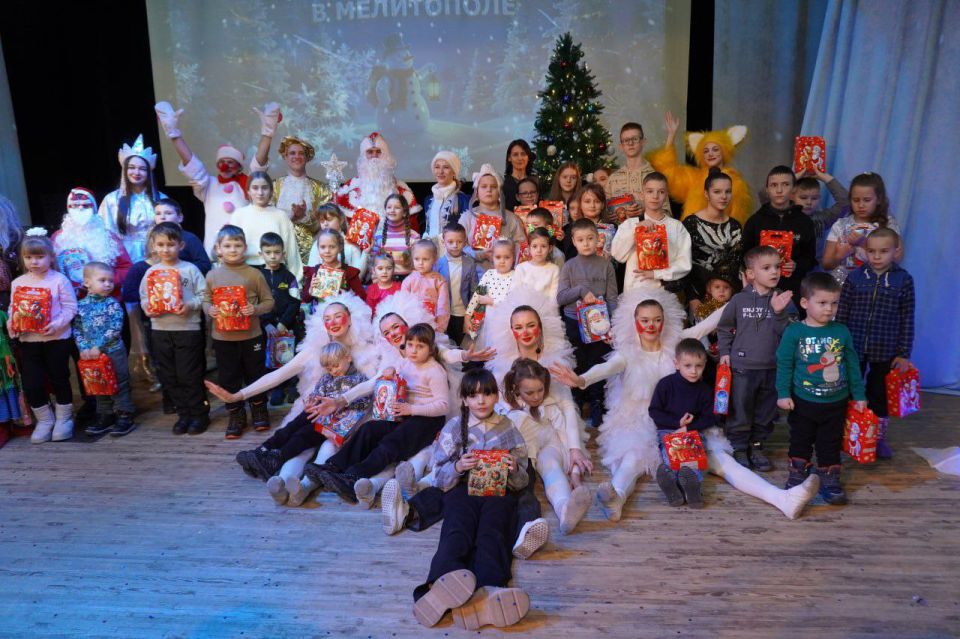 В Мелитополе состоялся заключительный новогодний утренник 2025 года — “Приключение Снеговика в Мелитополе” В Мелитополе состоялся заключительный новогодний утренник 2025 года — “Приключение Снеговика в Мелитополе”