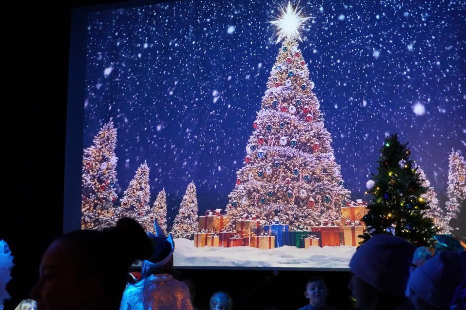 В Мелитополе состоялся заключительный новогодний утренник 2025 года — “Приключение Снеговика в Мелитополе” В Мелитополе состоялся заключительный новогодний утренник 2025 года — “Приключение Снеговика в Мелитополе”