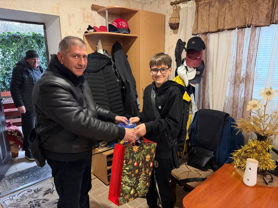 В рамках акции «Елка желании» ребенку подарили новогоднии подарок