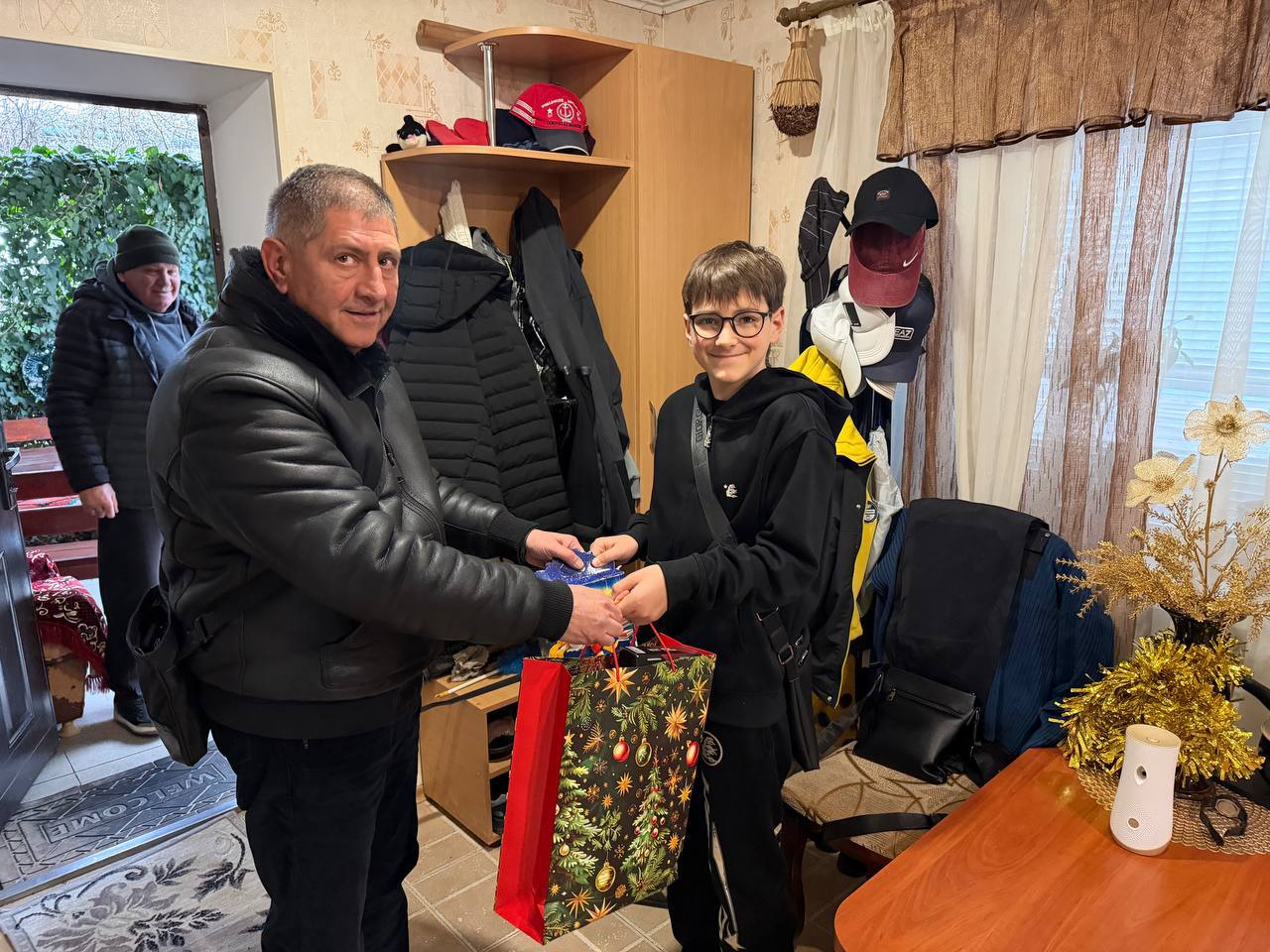 В рамках акции «Елка желании» ребенку подарили новогоднии подарок