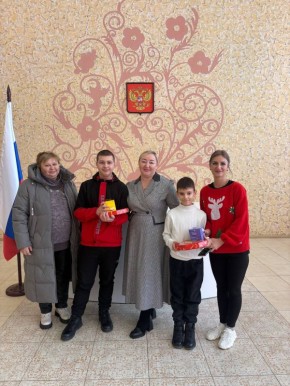 Руководитель территориального отдела ЗАГС поздравила детей с новогодними праздниками