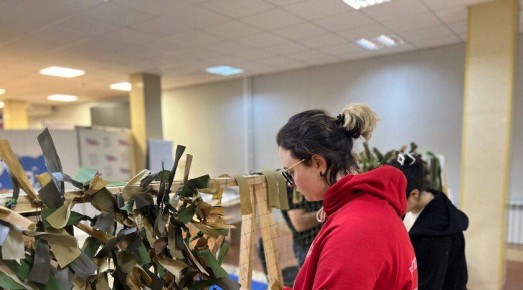 Молодежь Мелитополя сплела маскировочную сеть для передовой