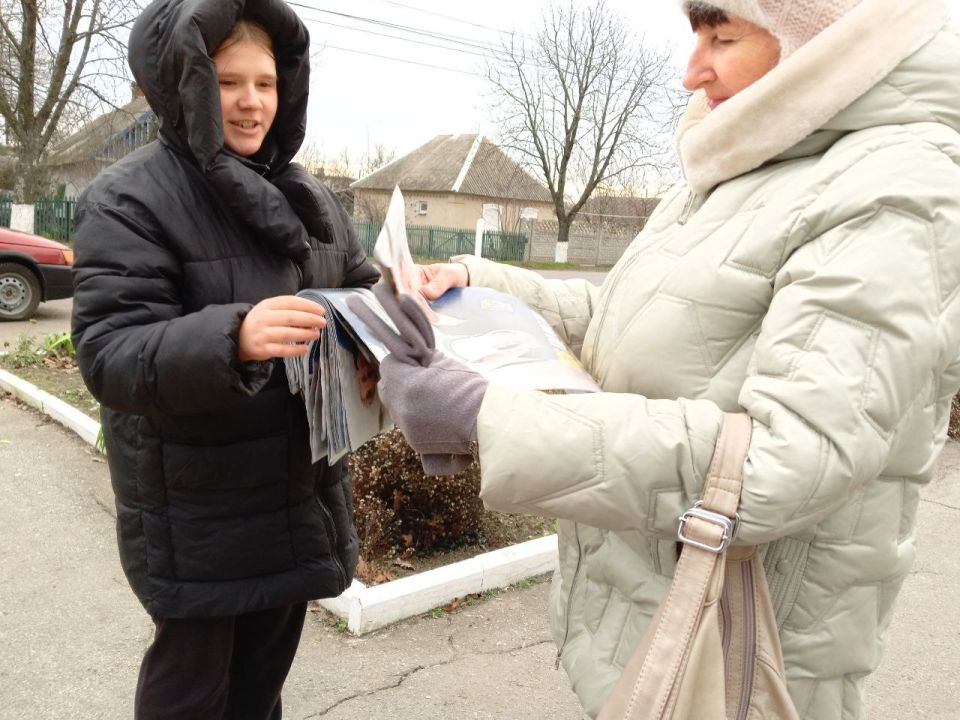 В Запорожской области активисты ЛДПР активно распространяют партийную газету, информируя жителей о праздничном розыгрыше призов В Запорожской области активисты ЛДПР активно распространяют партийную газету, информируя жителей о праздничном розыгрыше призов