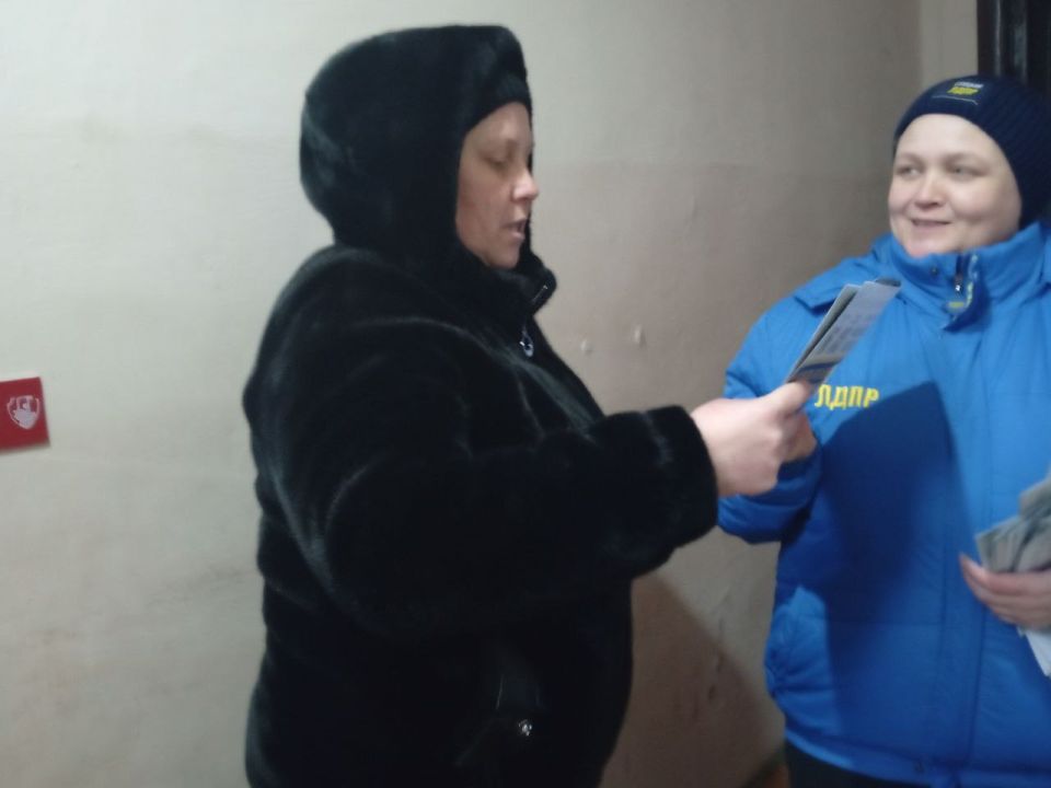 В Запорожской области активисты ЛДПР активно распространяют партийную газету, информируя жителей о праздничном розыгрыше призов В Запорожской области активисты ЛДПР активно распространяют партийную газету, информируя жителей о праздничном розыгрыше призов