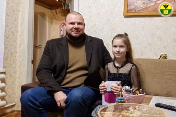 Первый заместитель главы администрации городского округа Мелитополь Никита Эдуардович Вебер принял участие во всероссийской благотворительной акции «Ёлка желаний», став волшебником для 9-летней Варвары