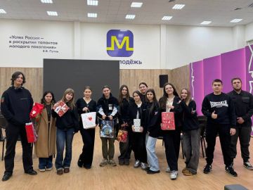 На площадке Мелитопольского молодёжного центра для ребят прошел мастер-класс по изготовлению пряничного домика и ёлки