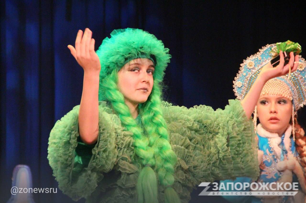 В Мелитополе прошла премьера новогодней сказки «В погоне за подарками» В Мелитополе прошла премьера новогодней сказки «В погоне за подарками»