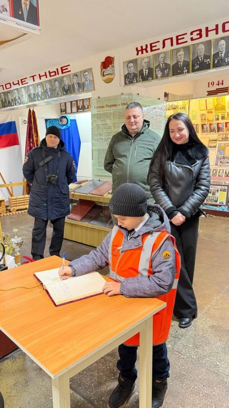 «Ёлка желаний»: 12 января 2026 в Мелитопольском локомотивном депо осуществилась мечта Игоря из с. Константиновка Запорожской области «Ёлка желаний»: 12 января 2026 в Мелитопольском локомотивном депо осуществилась мечта Игоря из с. Константиновка Запорожской области