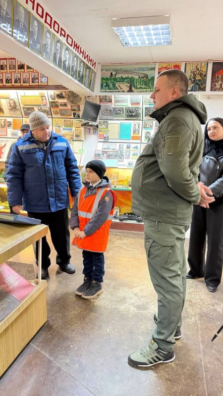 «Ёлка желаний»: 12 января 2026 в Мелитопольском локомотивном депо осуществилась мечта Игоря из с. Константиновка Запорожской области «Ёлка желаний»: 12 января 2026 в Мелитопольском локомотивном депо осуществилась мечта Игоря из с. Константиновка Запорожской области