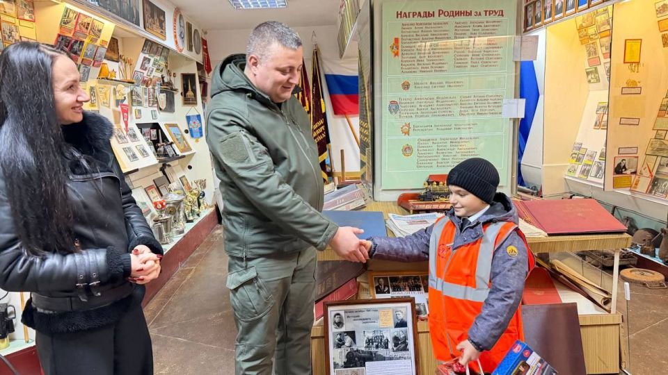 «Ёлка желаний»: 12 января 2026 в Мелитопольском локомотивном депо осуществилась мечта Игоря из с. Константиновка Запорожской области «Ёлка желаний»: 12 января 2026 в Мелитопольском локомотивном депо осуществилась мечта Игоря из с. Константиновка Запорожской области