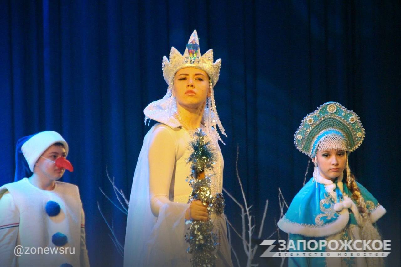 В Мелитополе прошла премьера новогодней сказки «В погоне за подарками» В Мелитополе прошла премьера новогодней сказки «В погоне за подарками»