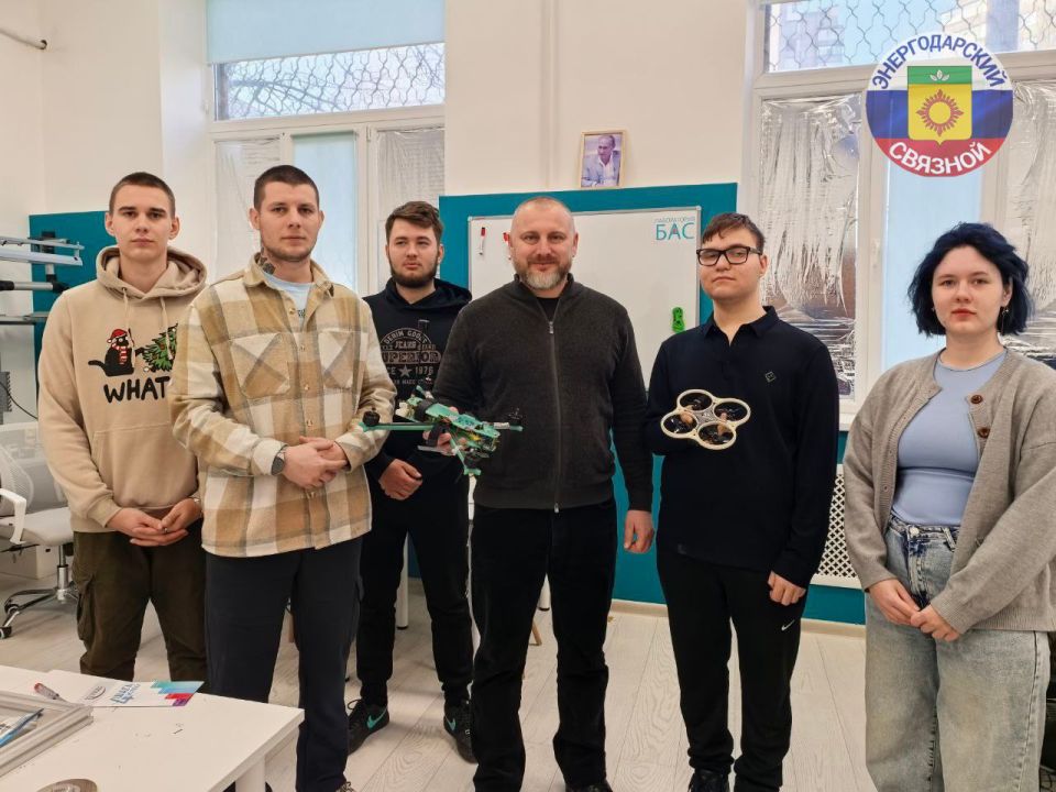 В рамках Всероссийской акции «Ёлка желаний» заместитель главы Энергодарского городского округа Богдан Кучеренко исполнил мечту энергодарского школьника Евгения, ученика 9-го класса