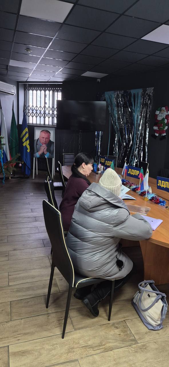 Сегодня в региональном офисе ЛДПР царила рабочая атмосфера Сегодня в региональном офисе ЛДПР царила рабочая атмосфера