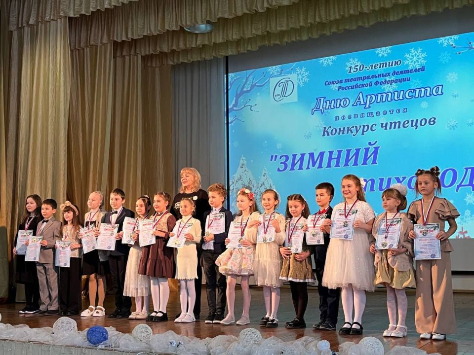 Зимний СтихоХОД: юные таланты покоряют сцену! Зимний СтихоХОД: юные таланты покоряют сцену!