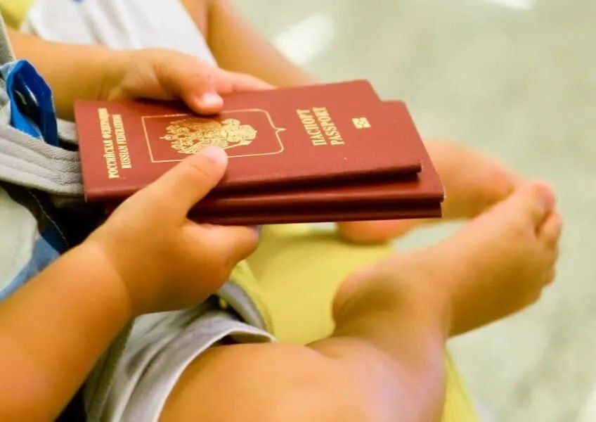 С 20 января 2026 года российские дети до 14 лет смогут выезжать за границу только по заграничному паспорту