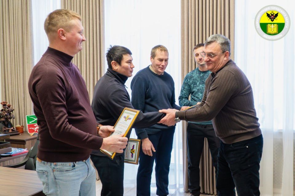 Сергей Золотарёв: Вручил благодарности бригаде специалистов из нашего региона-шефа — Архангельской области, которые принимают непосредственное участие в ликвидации аварий на коммунальных объектах городского округа Мелитополь Сергей Золотарёв: Вручил благодарности бригаде специалистов из нашего региона-шефа — Архангельской области, которые принимают непосредственное участие в ликвидации аварий на коммунальных объектах городского округа Мелитополь