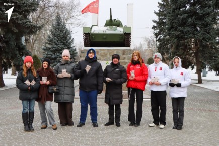 Первые чтят бессмертный подвиг ленинградцев!