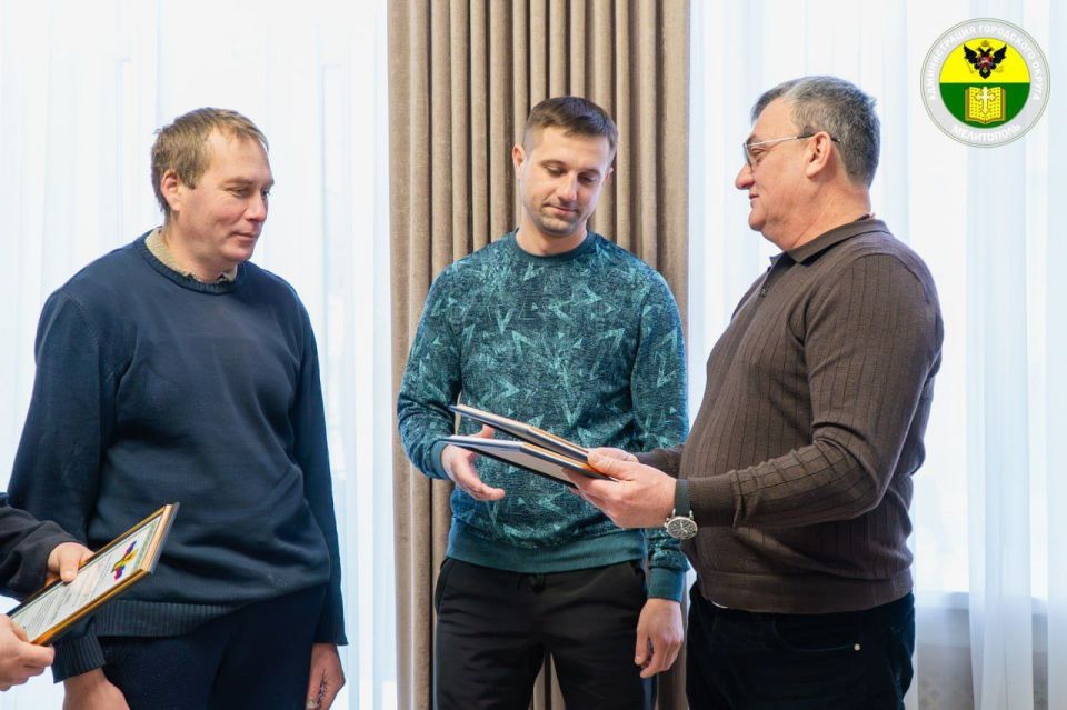 Сергей Золотарёв: Вручил благодарности бригаде специалистов из нашего региона-шефа — Архангельской области, которые принимают непосредственное участие в ликвидации аварий на коммунальных объектах городского округа Мелитополь Сергей Золотарёв: Вручил благодарности бригаде специалистов из нашего региона-шефа — Архангельской области, которые принимают непосредственное участие в ликвидации аварий на коммунальных объектах городского округа Мелитополь