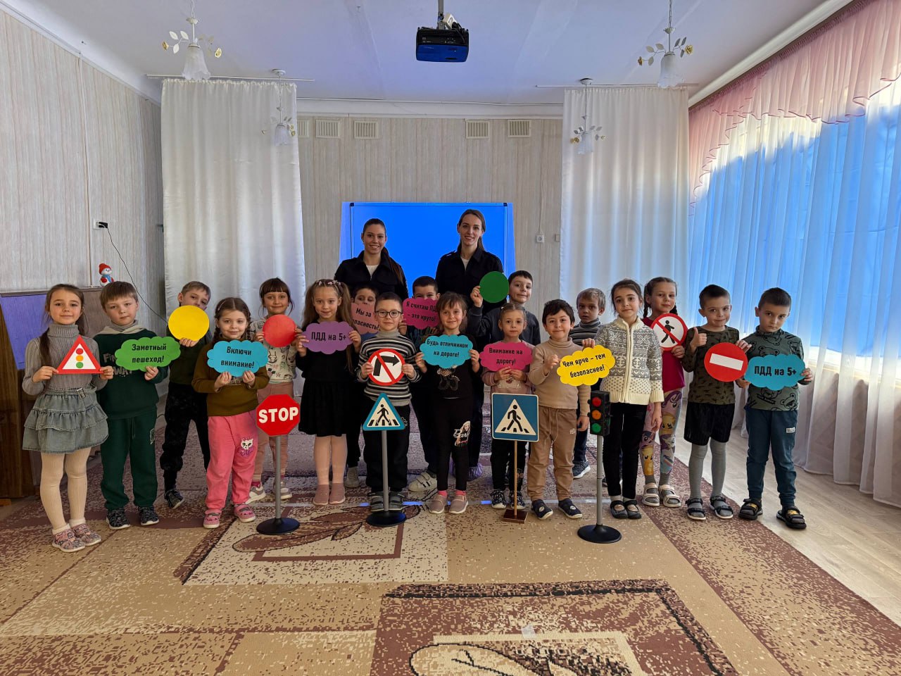 Сотрудники Госавтоинспекции города Мелитополя провели увлекательное мероприятие в Детском саде № 38, приуроченное Дню изобретения автомобиля