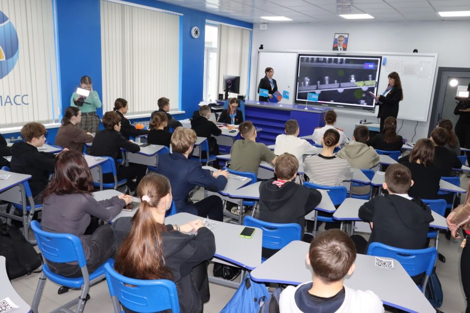 Мелитопольский Кадровый центр познакомил учеников «Атомкласса» с перспективами работы на Запорожской АЭС Мелитопольский Кадровый центр познакомил учеников «Атомкласса» с перспективами работы на Запорожской АЭС