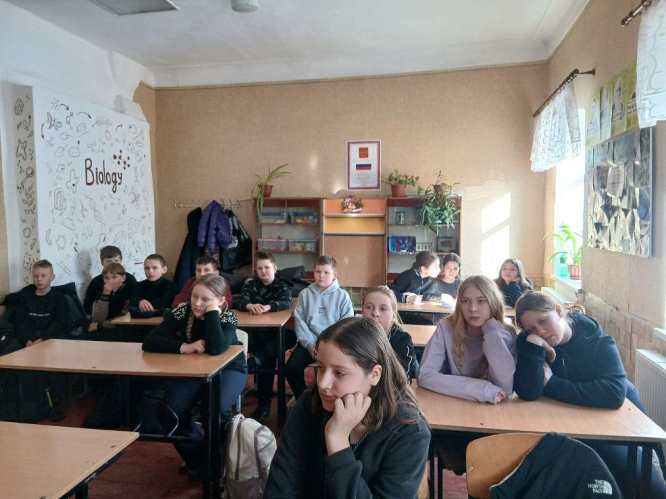 Стал фронтом поперек России… Стал фронтом поперек России…