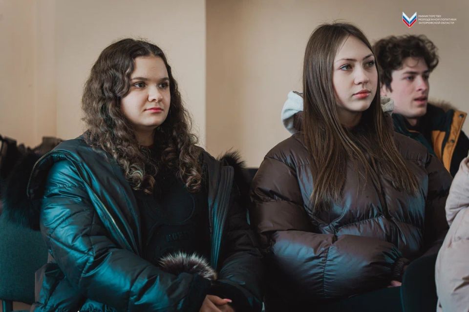 В Мелитополе прошёл открытый диалог с молодёжью «Единый народ — единая страна» В Мелитополе прошёл открытый диалог с молодёжью «Единый народ — единая страна»