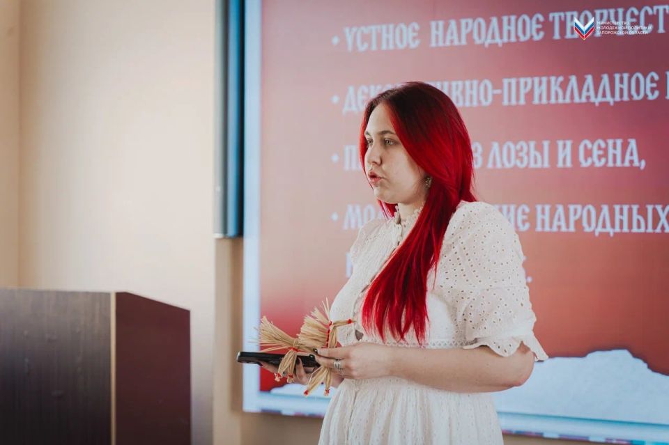 В Мелитополе прошёл открытый диалог с молодёжью «Единый народ — единая страна» В Мелитополе прошёл открытый диалог с молодёжью «Единый народ — единая страна»