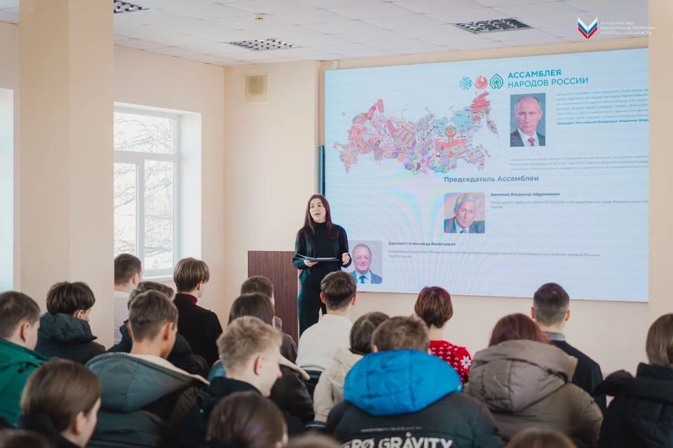 В Мелитополе прошёл открытый диалог с молодёжью «Единый народ — единая страна» В Мелитополе прошёл открытый диалог с молодёжью «Единый народ — единая страна»