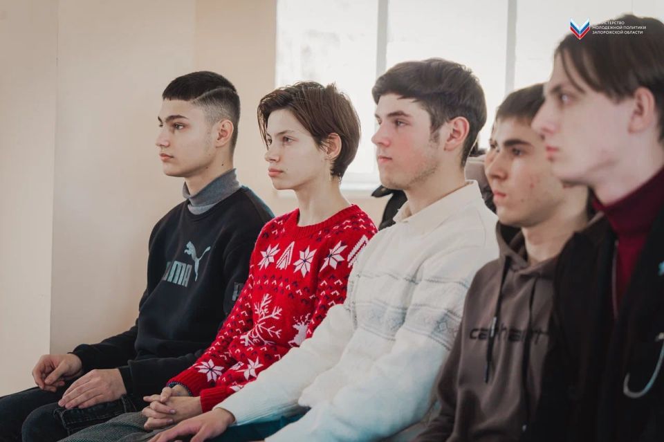 В Мелитополе прошёл открытый диалог с молодёжью «Единый народ — единая страна» В Мелитополе прошёл открытый диалог с молодёжью «Единый народ — единая страна»