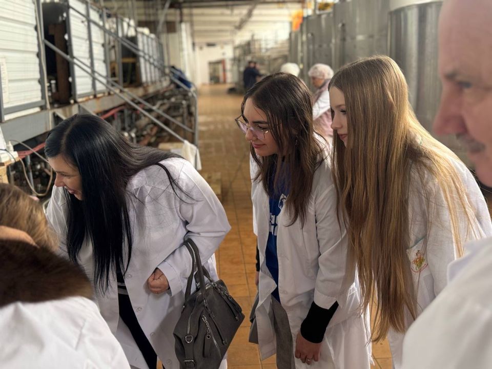 В Запорожской области активисты МГЕР посетили молокозавод для профессиональной ориентации В Запорожской области активисты МГЕР посетили молокозавод для профессиональной ориентации