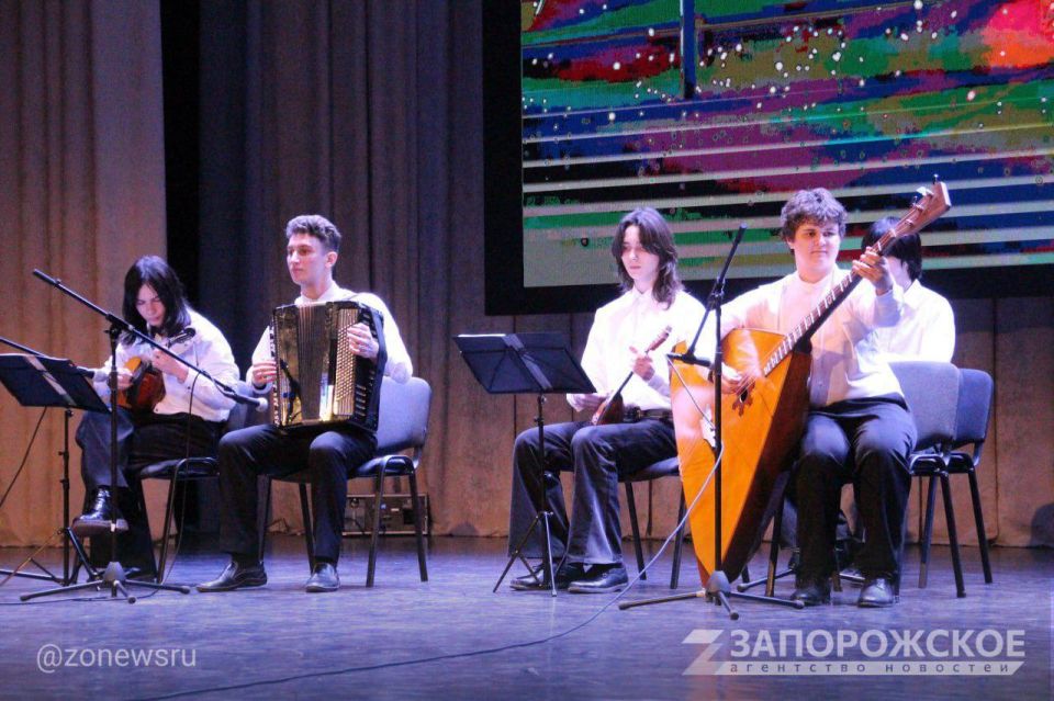 Мелитополь открыл Год единства народов России торжественным концертом Мелитополь открыл Год единства народов России торжественным концертом