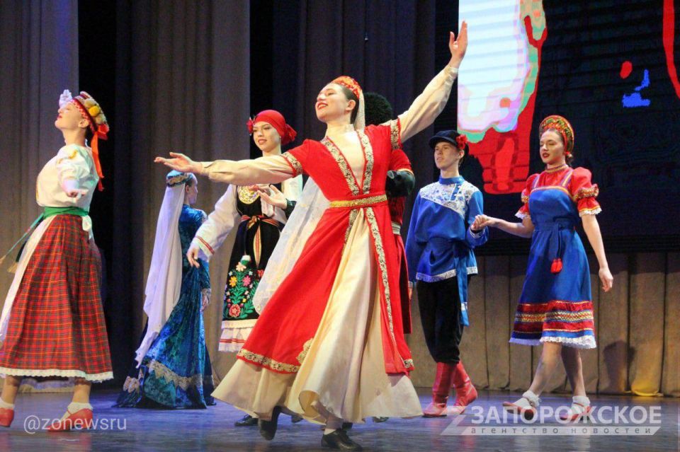 Мелитополь открыл Год единства народов России торжественным концертом Мелитополь открыл Год единства народов России торжественным концертом