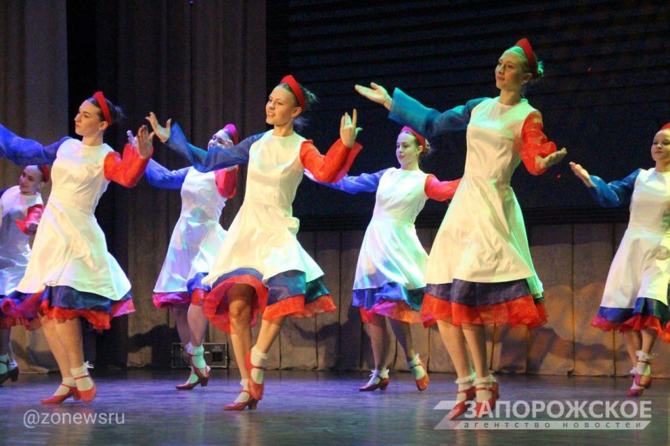 Мелитополь открыл Год единства народов России торжественным концертом Мелитополь открыл Год единства народов России торжественным концертом