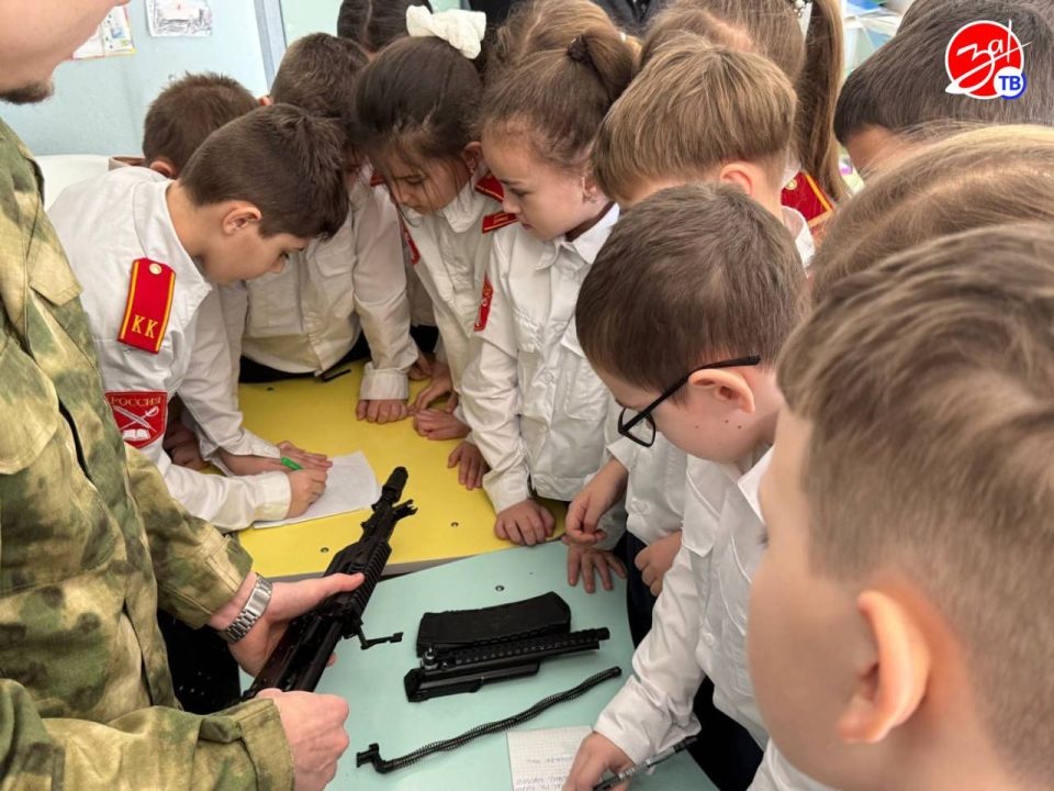 В Мелитополе для учащихся школы №15 состоялся мастер-класс по огневой подготовке В Мелитополе для учащихся школы №15 состоялся мастер-класс по огневой подготовке