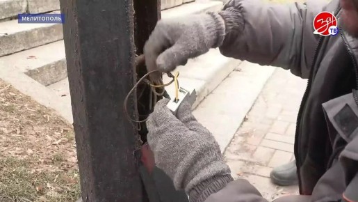 В Мелитополе сотрудники предприятия «Горсвет» проводят плановые работы по замене системы освещения на улице Ленина — в районе площади Победы