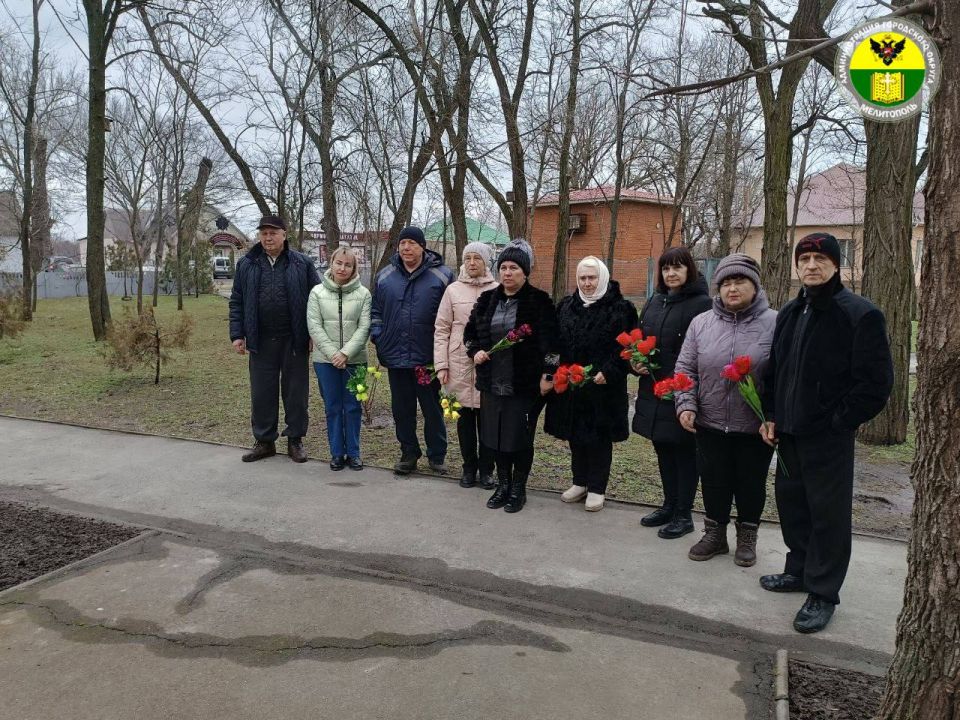 В Константиновке прошла церемония возложения цветов к памятнику Воинам-интернационалистам В Константиновке прошла церемония возложения цветов к памятнику Воинам-интернационалистам