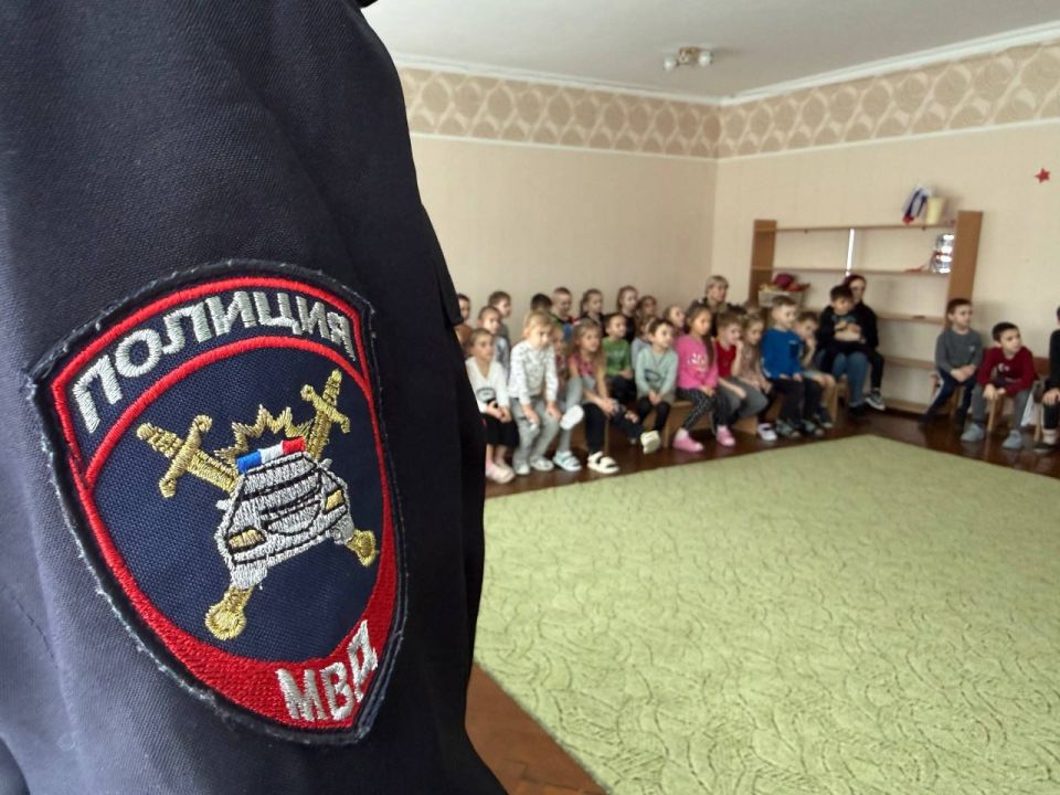 Сотрудники Госавтоинспекции города Мелитополя посещают самых юных участников дорожного движения Сотрудники Госавтоинспекции города Мелитополя посещают самых юных участников дорожного движения