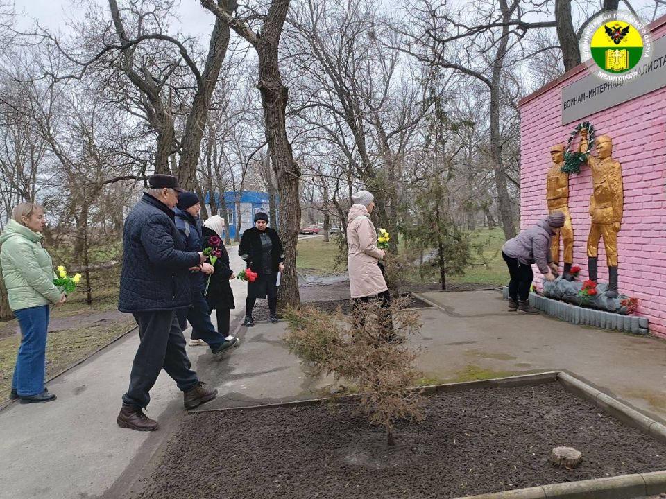 В Константиновке прошла церемония возложения цветов к памятнику Воинам-интернационалистам В Константиновке прошла церемония возложения цветов к памятнику Воинам-интернационалистам