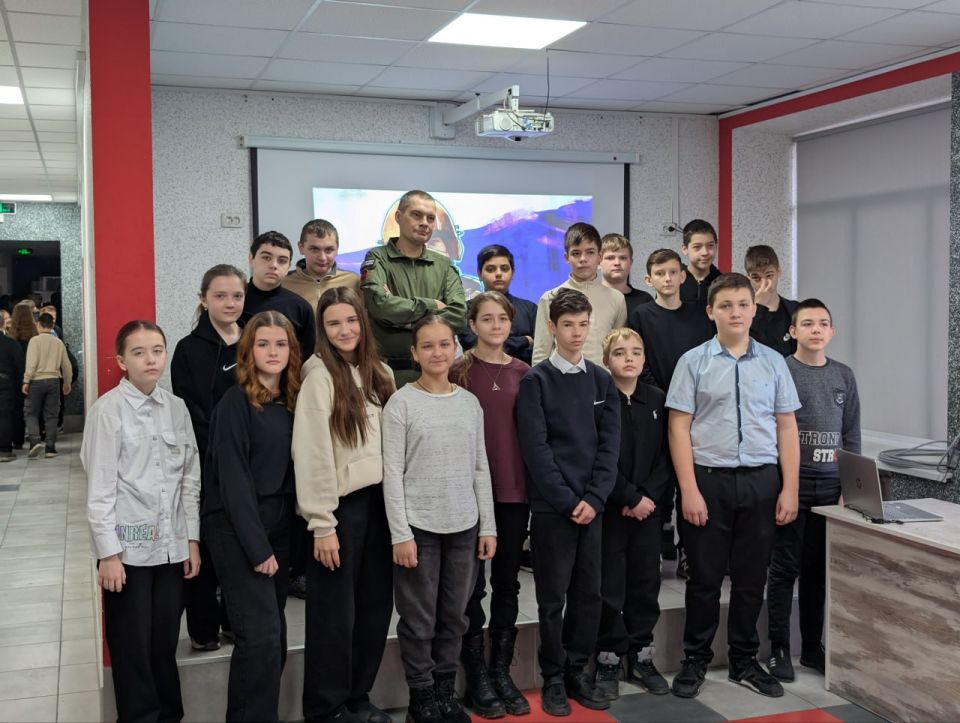 В школе №8 Мелитополя прошла встреча-дискуссия ветерана с учениками 6-9 классов «Мир без ненависти: Диалог поколений» В школе №8 Мелитополя прошла встреча-дискуссия ветерана с учениками 6-9 классов «Мир без ненависти: Диалог поколений»