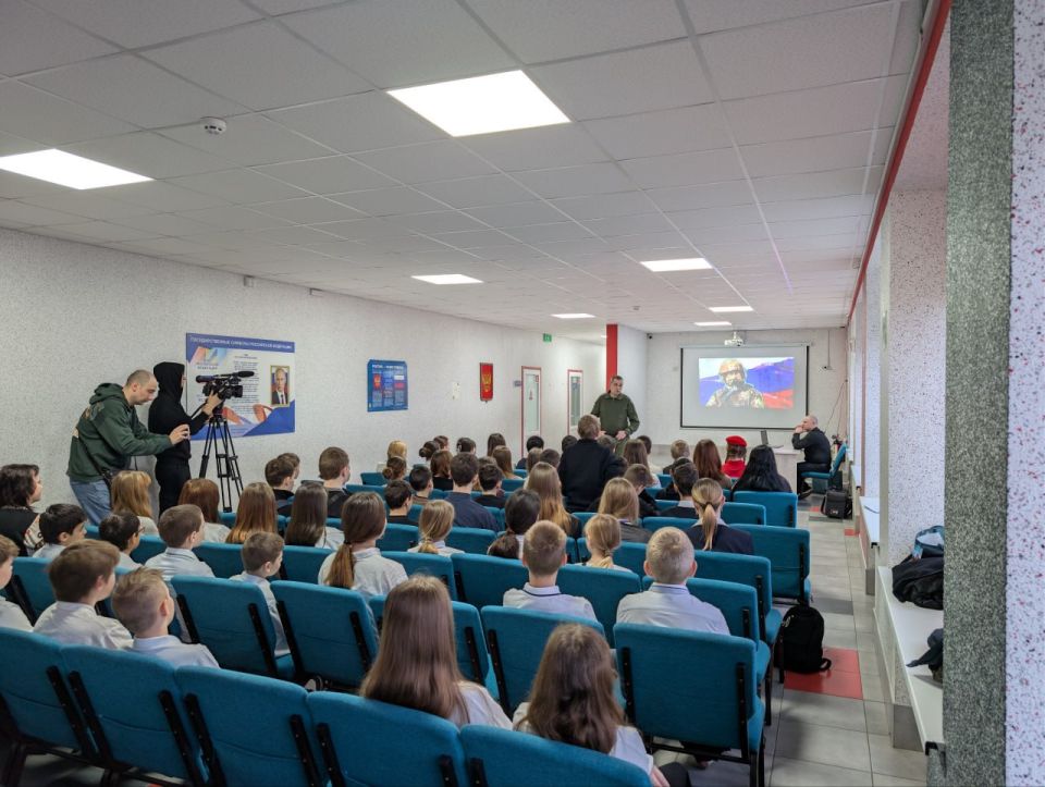 В школе №8 Мелитополя прошла встреча-дискуссия ветерана с учениками 6-9 классов «Мир без ненависти: Диалог поколений» В школе №8 Мелитополя прошла встреча-дискуссия ветерана с учениками 6-9 классов «Мир без ненависти: Диалог поколений»