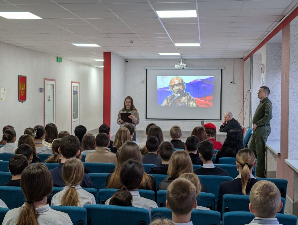 В школе №8 Мелитополя прошла встреча-дискуссия ветерана с учениками 6-9 классов «Мир без ненависти: Диалог поколений» В школе №8 Мелитополя прошла встреча-дискуссия ветерана с учениками 6-9 классов «Мир без ненависти: Диалог поколений»
