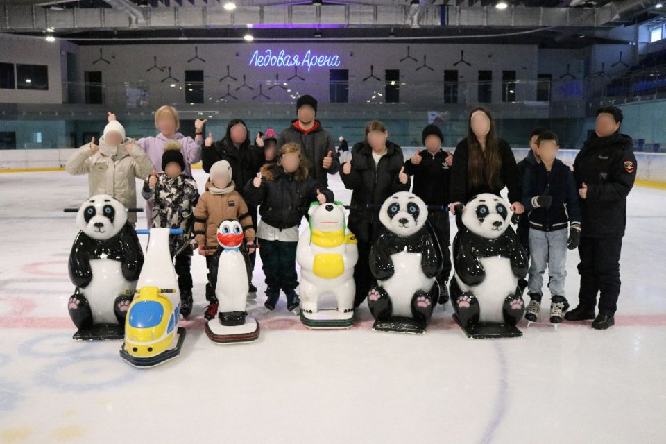 Сотрудники УИИ, полиции и отдела опеки организовали посещение Ледового дворца для детей, состоящих на учёте, а также для опекаемых детей Сотрудники УИИ, полиции и отдела опеки организовали посещение Ледового дворца для детей, состоящих на учёте, а также для опекаемых детей