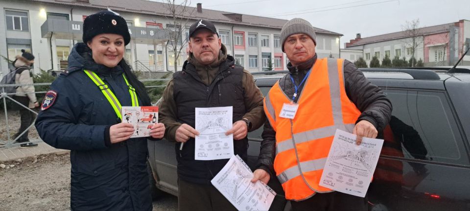 Сегодня в Мелитополе на парковочной стоянке ГБУ ОО «СОШ №8 им. дважды Героя Советского Союза Петрова В.С.» прошло совместное мероприятие сотрудников Госавтоинспекции и представителей "Родительского патруля"