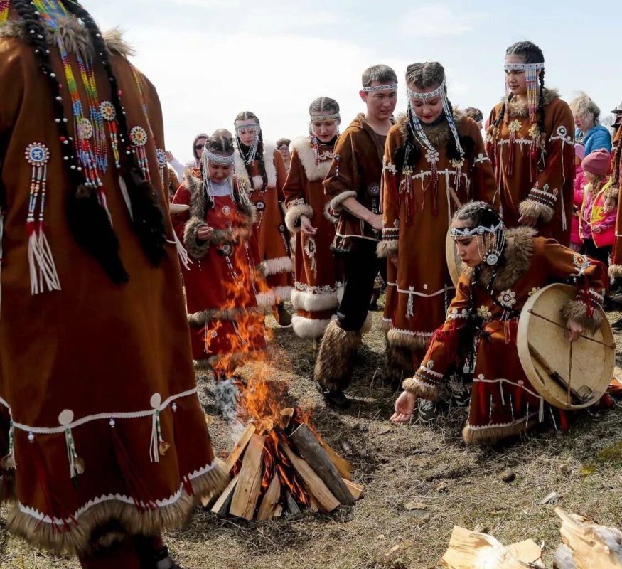 Коряки — один из коренных народов России, коренное население северной части полуострова Камчатка Коряки — один из коренных народов России, коренное население северной части полуострова Камчатка